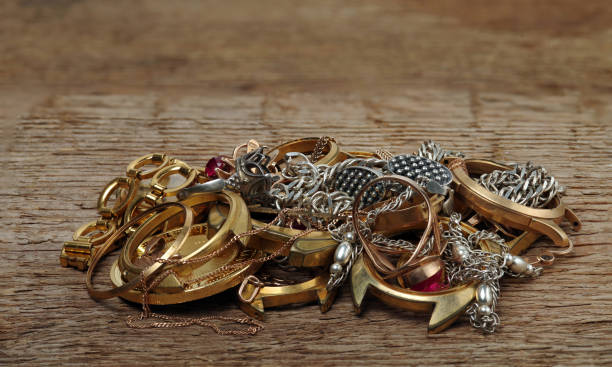 古くて壊れた金と銀のジュエリー、木製の背景に金と金メッキの時計 - gold jewelry ring scrap metal ストックフォトと画像