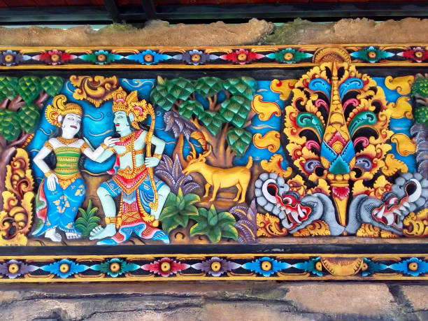 bedugul, bali, indonesia - 10 dicembre 2018 : dipinti in rilievo sulle pareti degli edifici intorno al tempio sul lago beratan - danza del legong immagine foto e immagini stock