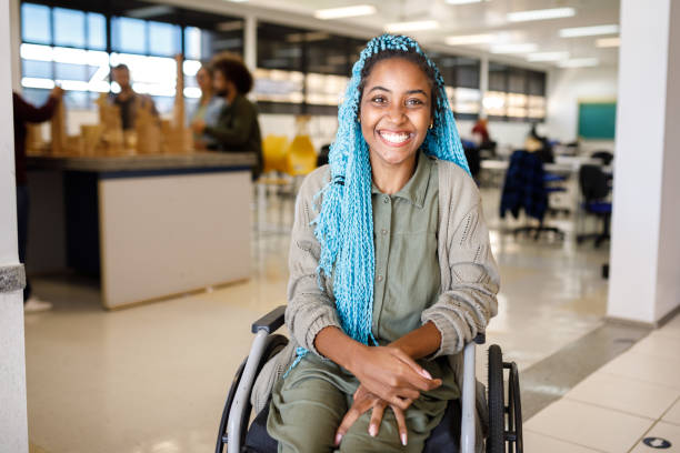 estudiante sonriente en una silla de ruedas frente a la clase - physical impairment smiling front view looking at camera fotografías e imágenes de stock