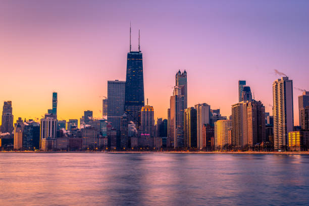 horizonte de chicago al amanecer. - edificio hancock chicago fotografías e imágenes de stock