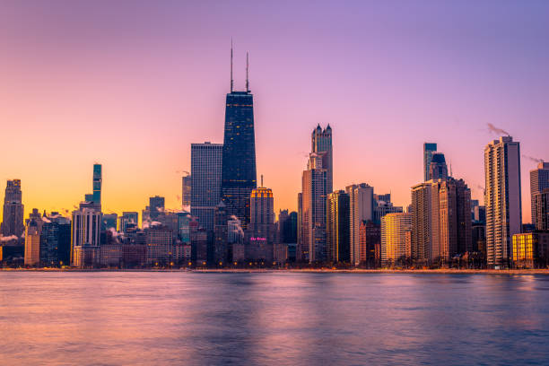 夜明けのシカゴのスカイライン。 - chicago skyline illinois downtown district ストックフォトと画像