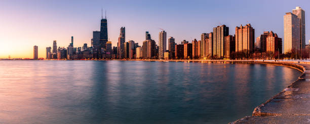 skyline von chicago im morgengrauen. - chicago illinois lake hancock building stock-fotos und bilder