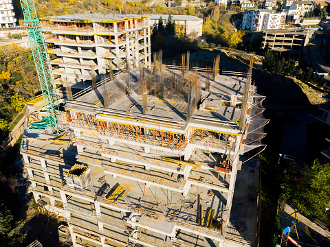 クレーンケーリーブロック材と作業員がいる航空写真建設現場サブルタロトビリシジョージア州の不動産サイト カラー画像のストックフォトや画像を