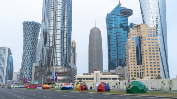 la città di doha viene decorata per la coppa del mondo fifa. - dubai airport international landmark night foto e immagini stock