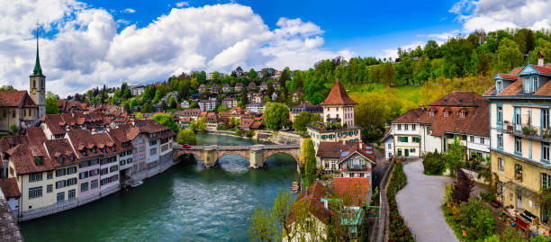 스위스의 베른 수도. 스위스 여행 및 랜드 마크. 낭만적 인 다리와 구시 가지의 운하 - berne canton switzerland landscape travel 뉴스 사진 이미지