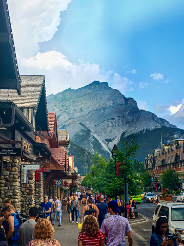 The mainstreet in the town of Banff overrun bij tourists during the summer of 2017.