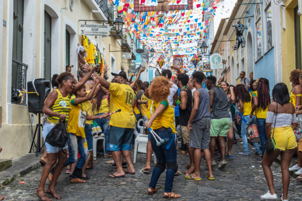 los fanáticos de brasil celebran el gol en el partido entre brasil vs costa rica para la copa mundial de 2018 en rusia. - fifa world cup fotografías e imágenes de stock