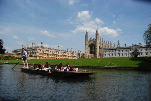 punting melewati perguruan tinggi raja - universitas cambridge foto potret stok, foto, & gambar bebas royalti