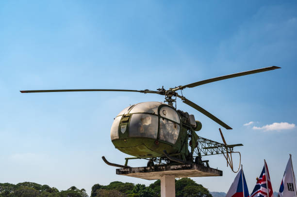 jeath 전쟁 박물관의 오래된 헬리콥터는 칸차나부리의 전쟁 박물관이며, - kanchanaburi province sky cemetery thailand 뉴스 사진 이미지