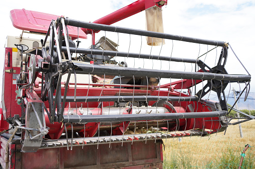 Agricultural wheat harvesting equipment