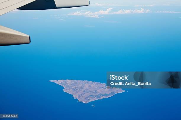 Foto de Voando Acima Island e mais fotos de stock de Acima - Acima, Asa de aeronave, Avião