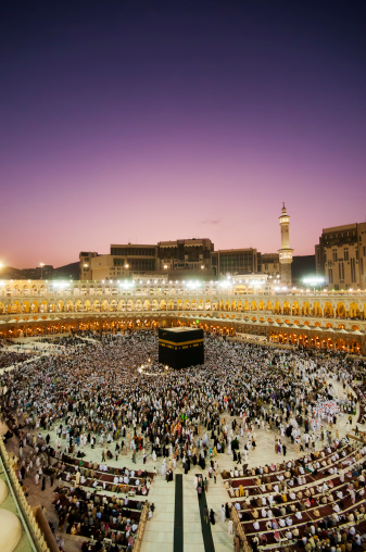 Musulmana pilgrims circumambulate la Kaaba al amanecer photo