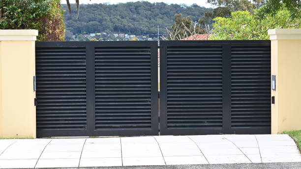 istock Home entrance gate across a drive 1415724351