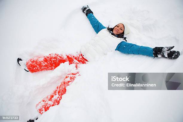 Fazer Anjos De Neve - Fotografias de stock e mais imagens de Adulto - Adulto, Alegria, Anjo