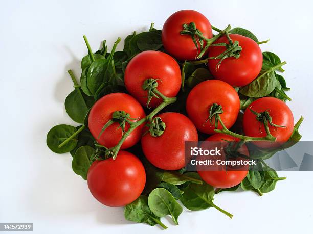 Tomates Na Cama De Espinafre - Fotografias de stock e mais imagens de Espinafre - Espinafre, Salada de Tomate, Alface