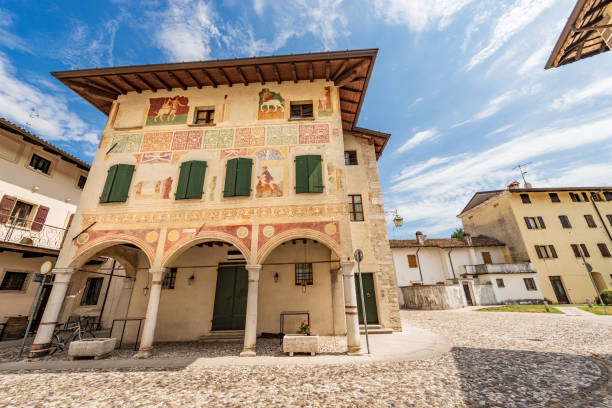 starożytny dom z freskami w spilimbergo (palazzo ercole lub casa dipinta), friuli-wenecja julijska, włochy - malarstwo iluzjonistyczne zdjęcia i obrazy z banku zdjęć