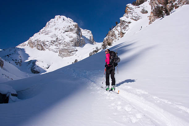 prática de esqui alpino em wyoming - telemark skiing fotos - fotografias e filmes do acervo