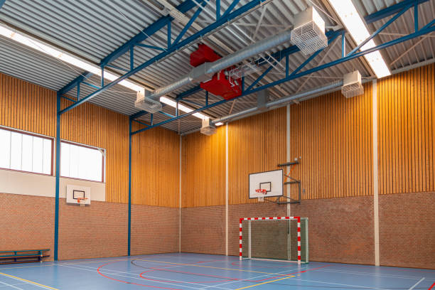 school-fitnessraum - school gymnasium gym basketball court school stock-fotos und bilder