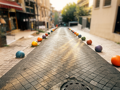 La perspectiva de la calle llena de bolas de colores photo