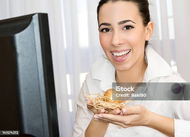 Feier Am Arbeitsplatz Stockfoto und mehr Bilder von Eine Person - Eine Person, Goldfarbig, Halten