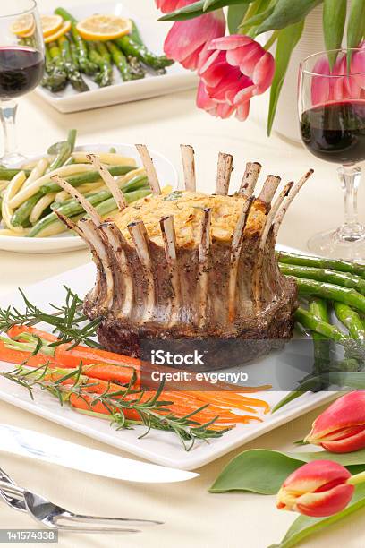 Corona De Costillas De Cordero Foto de stock y más banco de imágenes de Alimento - Alimento, Alimentos cocinados, Asado - Alimento cocinado