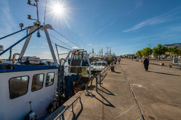 เรืออวนลากตกปลาที่ท่าเรือในเว็กซ์ฟอร์ด ประเทศไอร์แลนด์ - county wexford ภาพสต็อก ภาพถ่ายและรูปภาพปลอดค่าลิขสิทธิ์