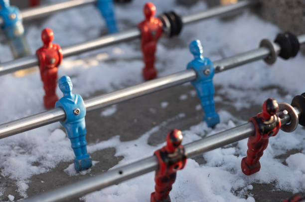 tischfußball im freien mit schnee - siege of paris stock-fotos und bilder