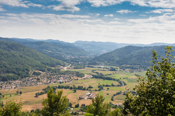 tal in der nähe von servnace vosges grand est - spinal stock-fotos und bilder