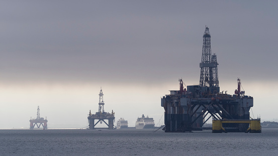Plataformas petrolíferas amarradas en el fiordo de Cromarty, Escocia photo