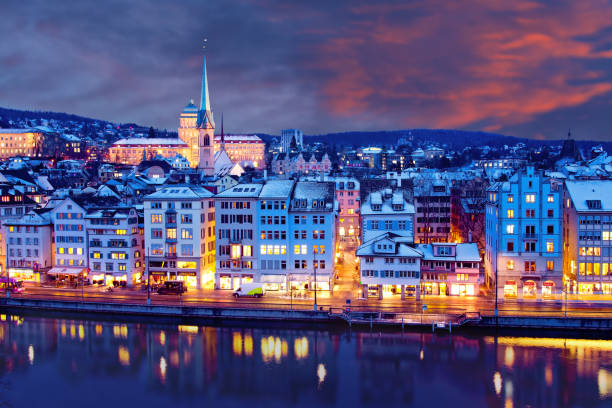 vista panorámica de la ciudad de zúrich durante el invierno, suiza - grossmunster cathedral fotografías e imágenes de stock