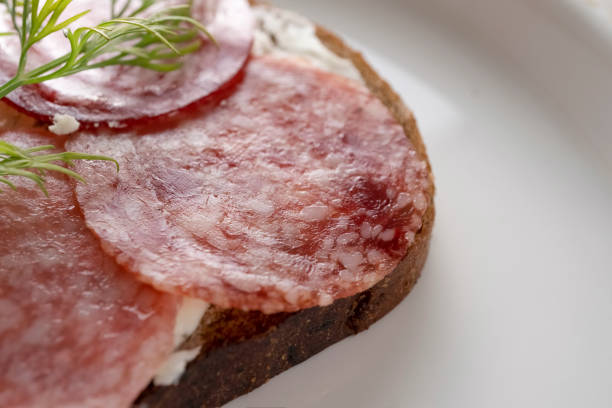 nahaufnahme sandwich mit getrockneter wurst - salami pepperoni cold cuts portion stock-fotos und bilder
