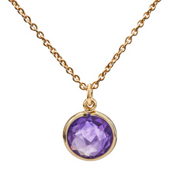 colar dourado com pedra preciosa ametista isolado em branco - amethyst necklace gem purple - fotografias e filmes do acervo