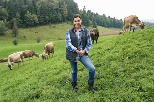 ritratto di contadina al pascolo - agricoltrice foto e immagini stock