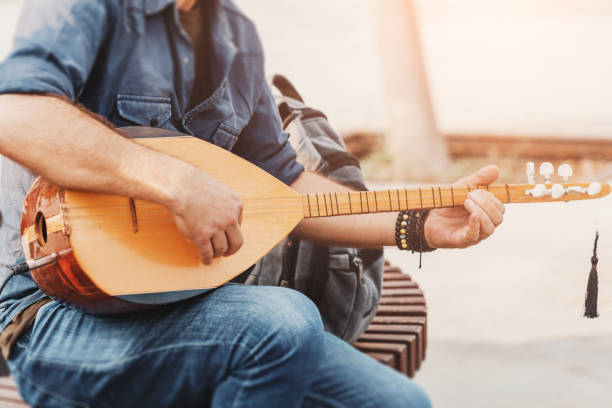 muzyk uliczny wykonujący piosenkę ludową i grający na tradycyjnym osmańskim i tureckim baglamie i instrumencie smyczkowym sazowym - folk song zdjęcia i obrazy z banku zdjęć