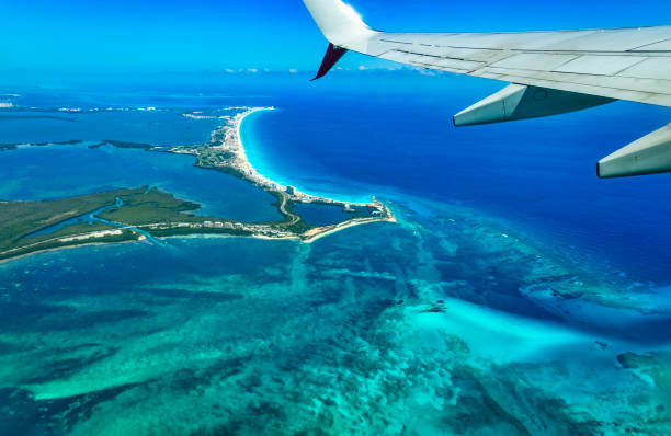 cancun vue d’une fenêtre d’avion - looking at view water sea blue photos et images de collection