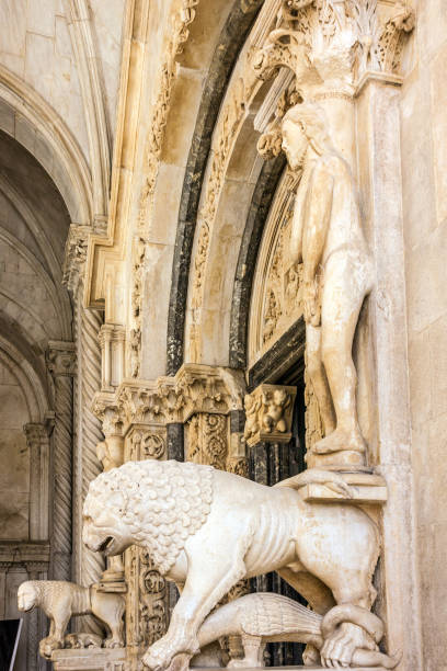 trogir, croazia. scultura del leone, chiesa cattedrale - traù foto e immagini stock