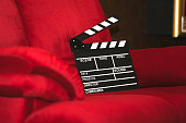schwarze-schindel-auf-rotem-sofa-im-kino.jpg?b=1&s=170x170&k=20&c=Svs8UjeS4FFJx-QQjnEdD-et7KBcVAcOAH7aXtaDgJY=