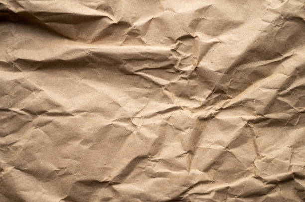 текстура мято�й коричневой крафт-бумаги из бумажного пакета - paper craft brown wrinkled стоковые фото и изображения