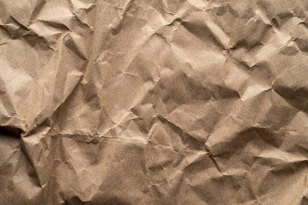 текстура мятой коричневой крафт-бумаги из бумажного пакета - paper craft brown wrinkled стоковые фото и изображения