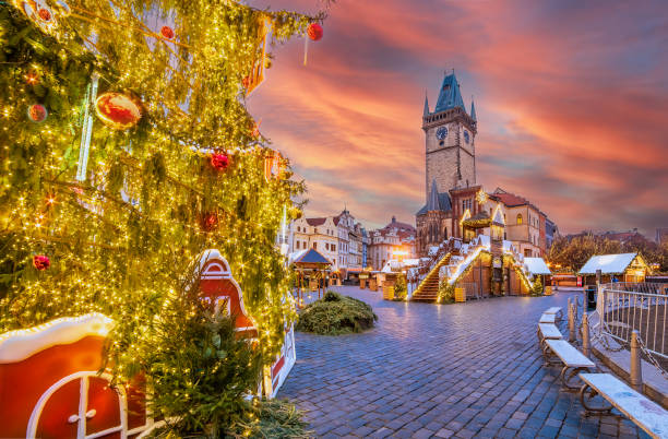 árbol de navidad y decoraciones al aire libre en praga - praga fotografías e imágenes de stock