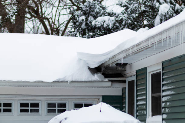 istock LArge amount of snow on a house after a blizzard 1415804013