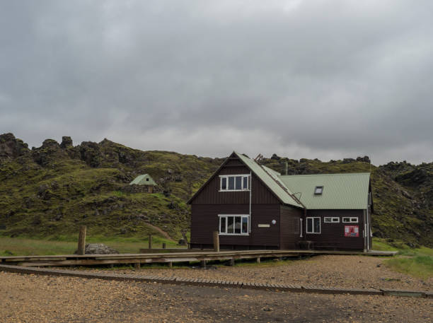 ランドマンナラウガーキャンプ場マウンテンコテージ。アイスランドは有名なラウガヴェグルトレッキングの始まり。ムーディーな空。 - camping outdoors iceland red ストックフォトと画像