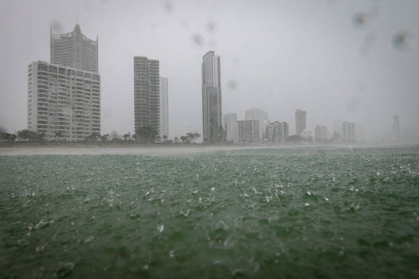 wild stoms lashing the gold coast during a wet la nina season - lashing imagens e fotografias de stock