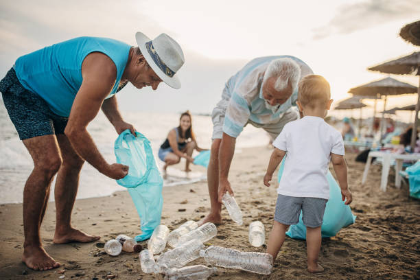 istock People cleaning the beach 1415812487