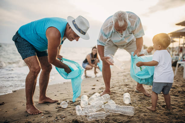 istock People cleaning the beach 1415812519