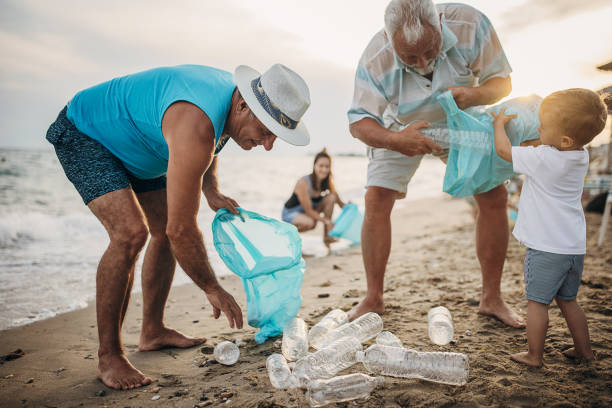istock People cleaning the beach 1415812544
