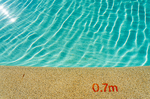 entrance to the pool with a depth indication of 0.7 meters.
