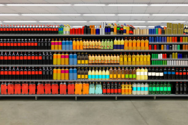 soda pop y jugo en el estante del supermercado - pasillo objeto fabricado fotografías e imágenes de stock