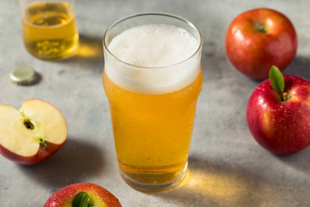 boozy refresing cold hard apple cider - hard drink imagens e fotografias de stock