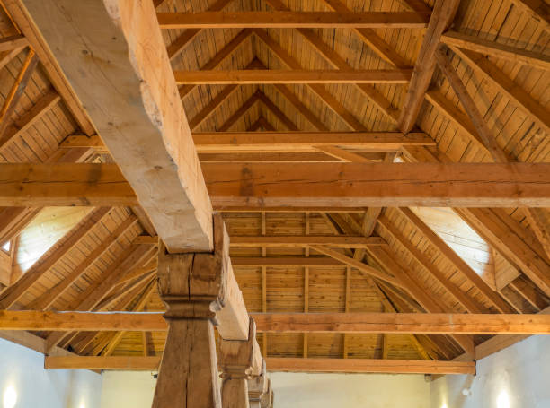 timberwork de estrutura de madeira maciça de telhado na velha casa de fazenda barroca feita - wood plank woods old - fotografias e filmes do acervo